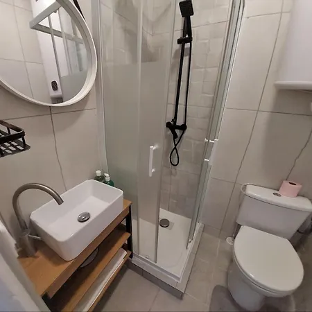 In The Center, Private Bathroom * ניס